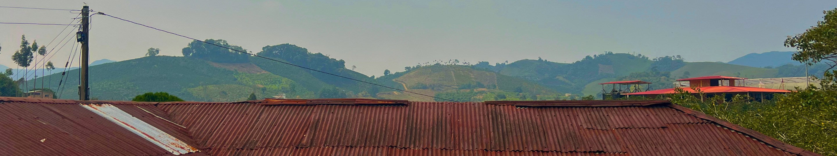 Farmhausdächer mit Bergen im Hintergrund