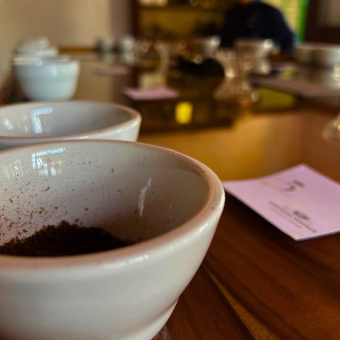 Ein Kaffeepulver in einer Tasse auf einem gedeckten Cupping Tisch